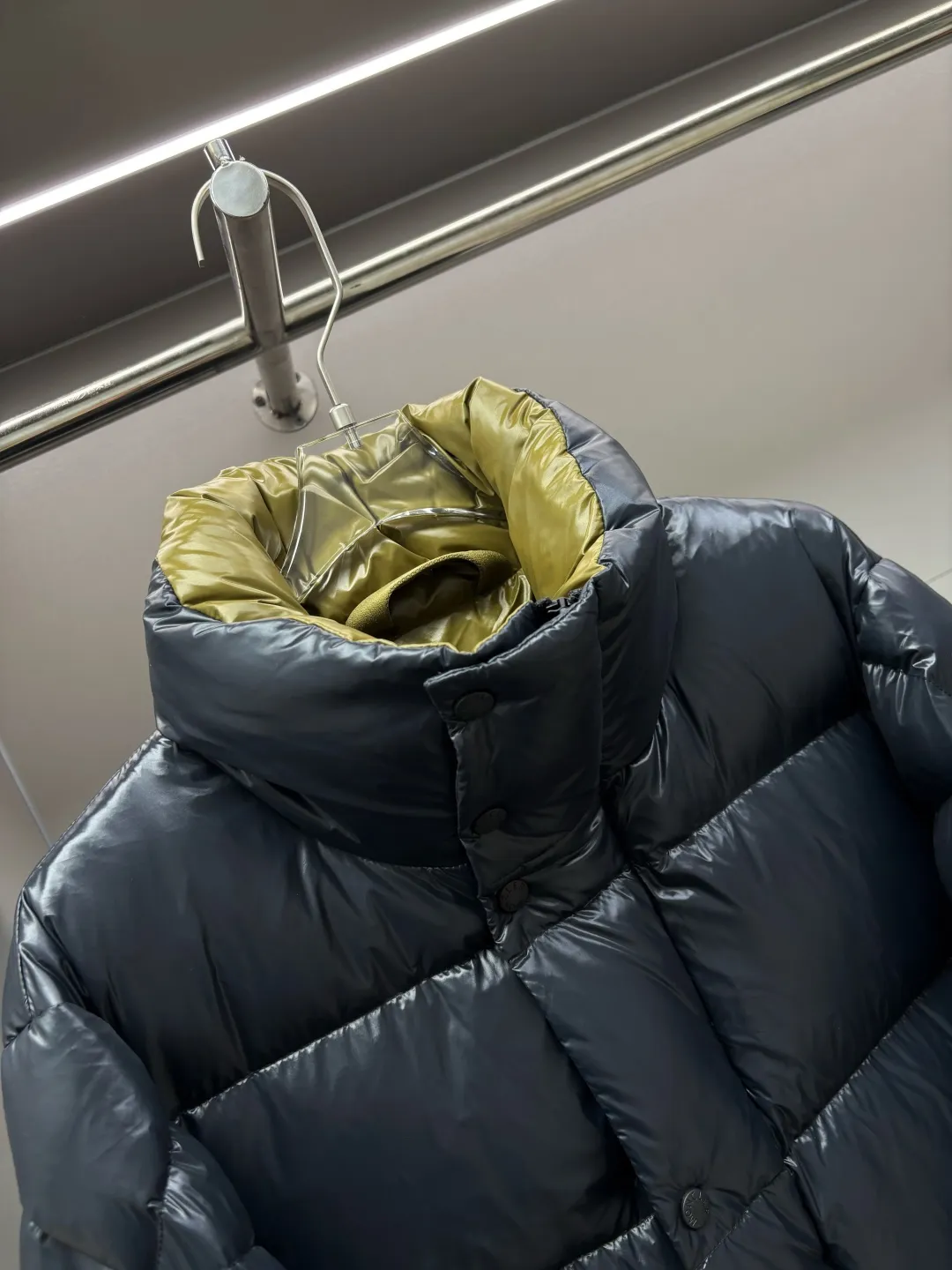 /Moncler Tripiti ，90 ， Lightweight。 Tripiti ， 。 ➕ ， ， 。 ： Tripiti ， 。 。 ： • super laqué •Nylon laqué • • • • • • • Sizes：M-XXXL ：Black Beige
